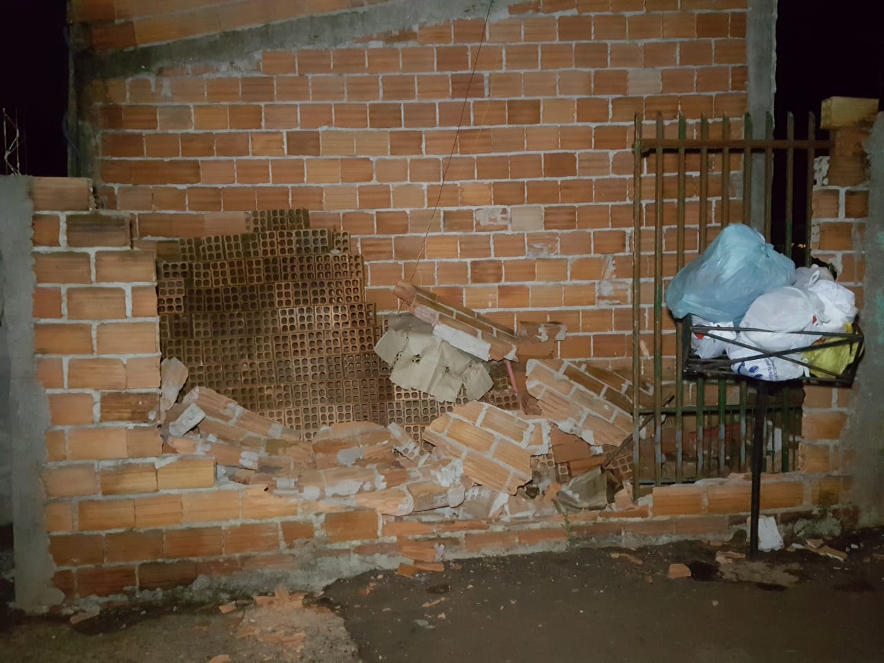 Imagem referente a Motorista foge após derrubar muro de residência no Bairro Floresta