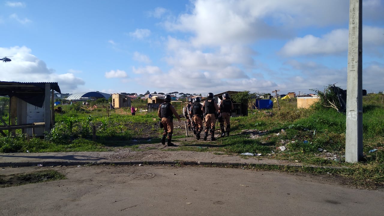 Imagem referente a De forma pacífica, PM cumpre reintegração de posse em área invadida em Piraquara