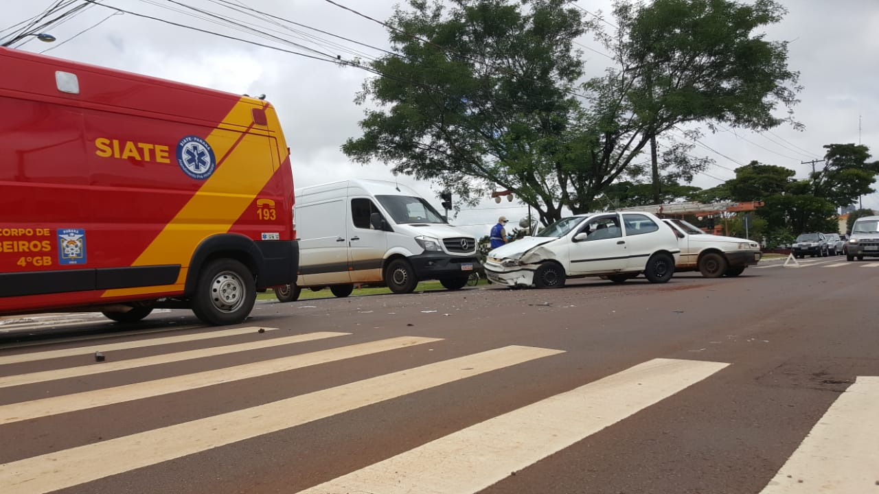 Imagem referente a Três veículos batem na Avenida Barão do Rio Branco