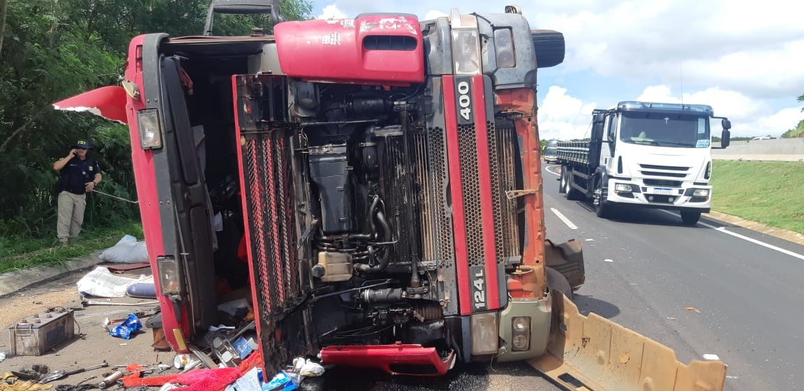 Imagem referente a PRF atende acidente de tombamento de Caminhão em Matelândia