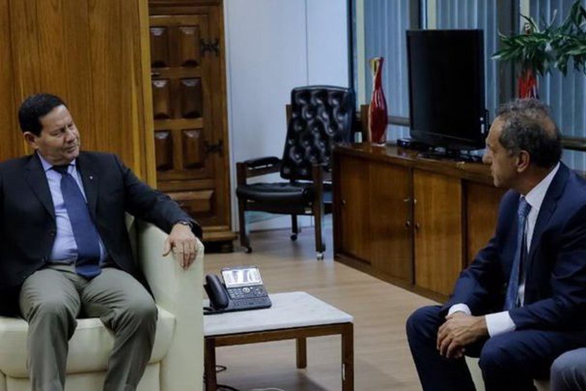 Imagem referente a Mourão se reúne com futuro embaixador argentino no Brasil