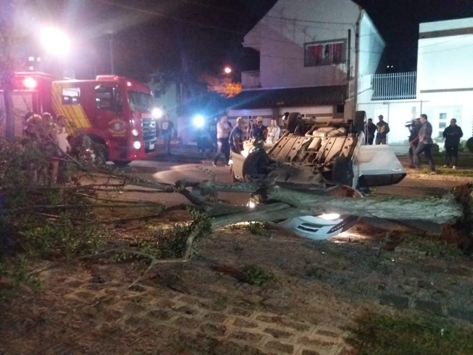 Imagem referente a Curitiba: Carro bate contra árvore e capota em grave acidente no Água Verde