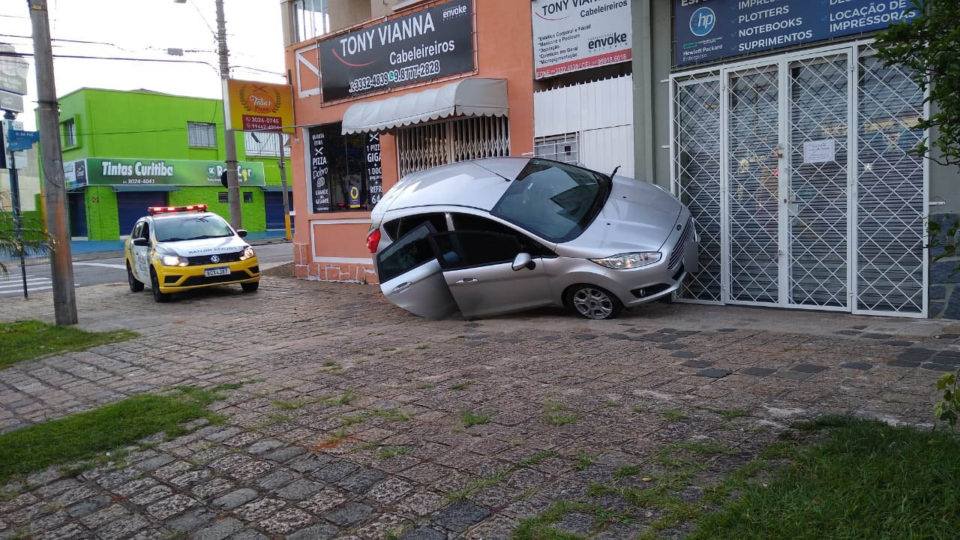 Imagem referente a Motorista sofre mal súbito e bate contra parede de comércio no Rebouças