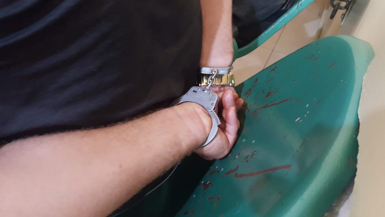 Imagem referente a Acusado de realizar assalto em residência é detido por populares com faca