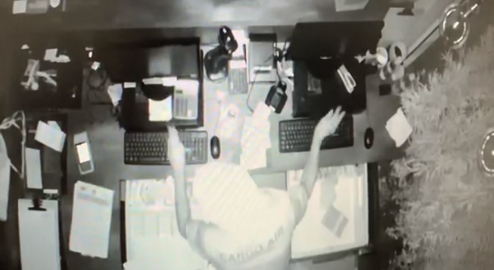 Imagem referente a Câmera mostra ladrões quebrando vidro de pizzaria para realizar furto