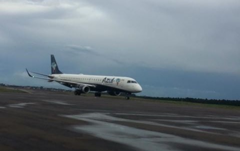 Imagem referente a Avião da Azul que pousaria em Foz do Iguaçu precisou alternar e aterrissar em Cascavel