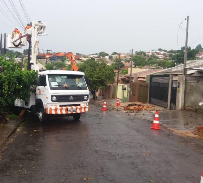 Imagem referente a Chuva e vento forte derrubam poste e destelham casa no Jd. Catuaí, em Apucarana