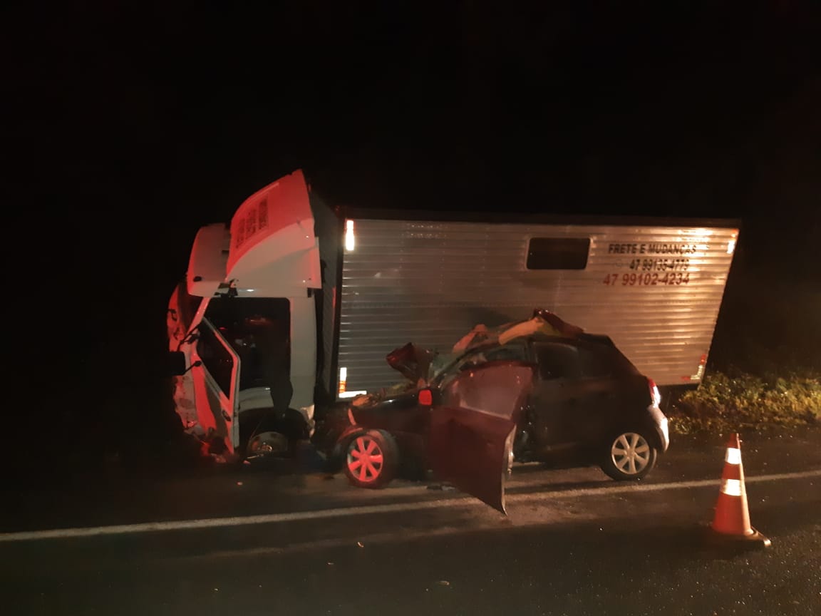 Imagem referente a Cascavelense morre em acidente entre carro e caminhão na BR-277, em Matelândia