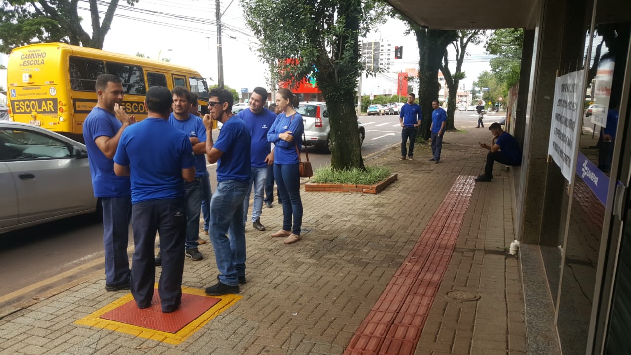 Imagem referente a Trabalhadores da Sanepar fazem ato em frente à sede da empresa em Cascavel