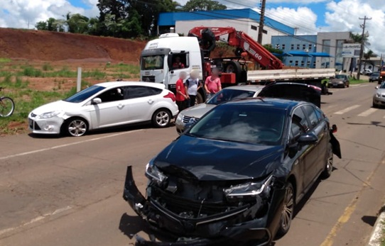Imagem referente a Colisão entre três veículos deixa uma pessoa ferida em Francisco Beltrão