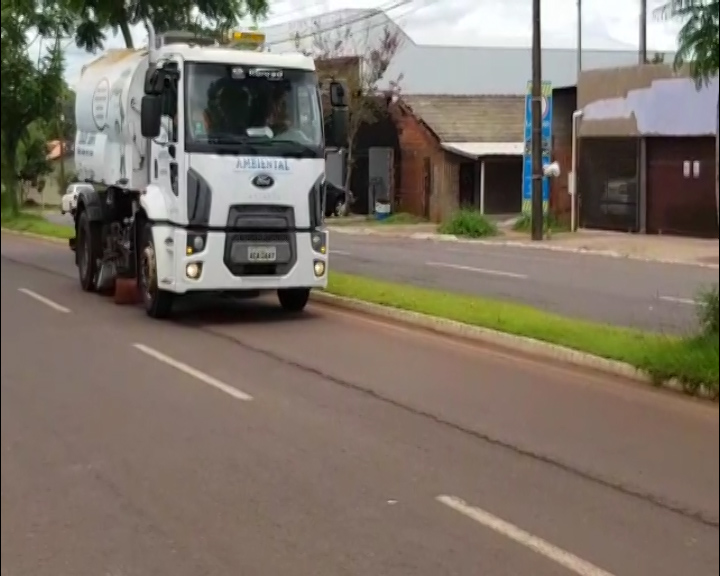 Imagem referente a R$ 93 por km: Caminhão varre local que já está limpo e gera indignação em morador