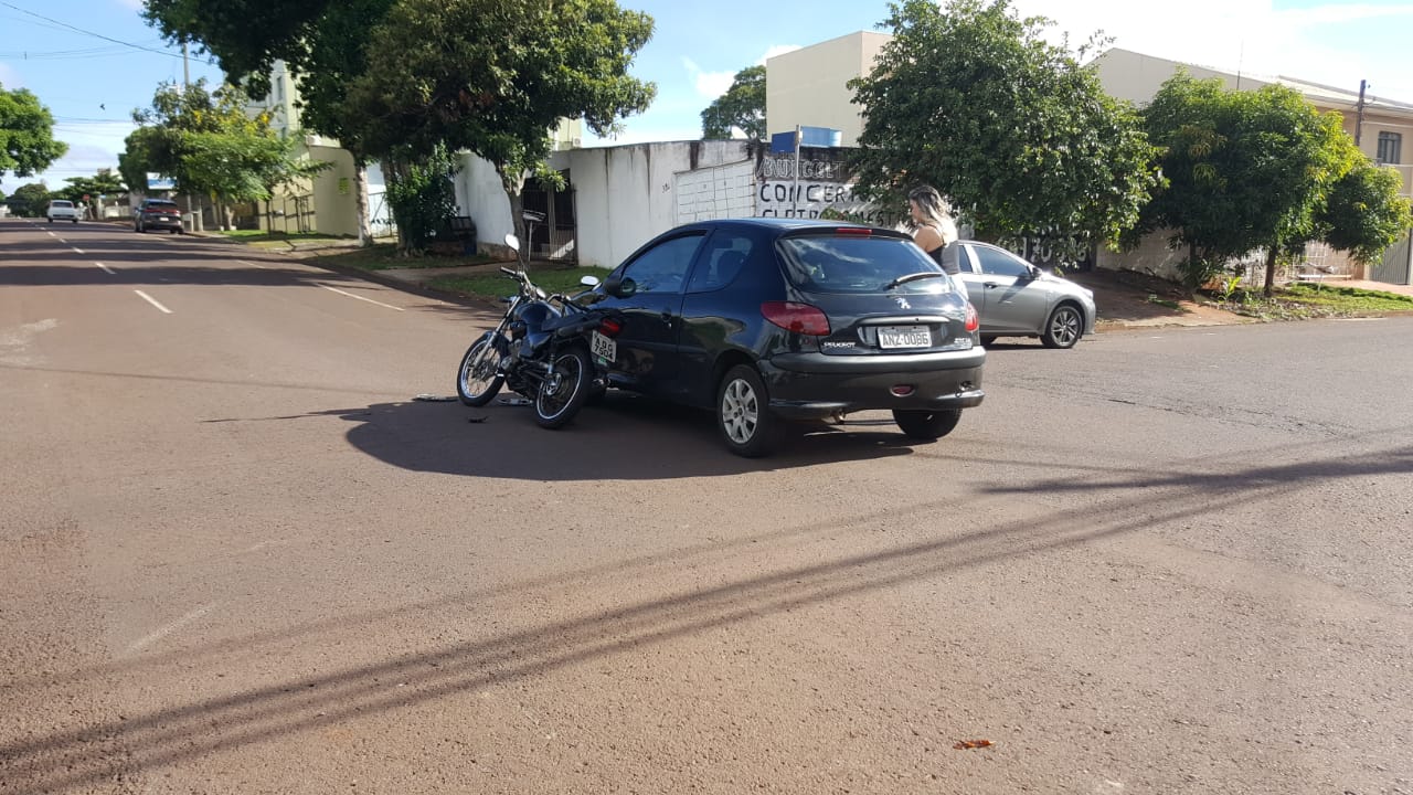 Imagem referente a Carro e moto batem na Rua Souza Naves