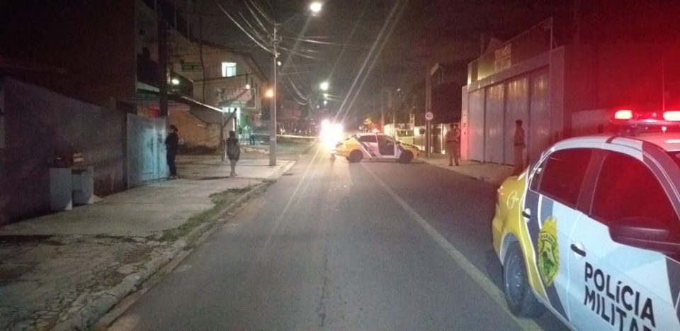 Imagem referente a Suspeitos invadem casa e assassinam homem a tiros em Curitiba