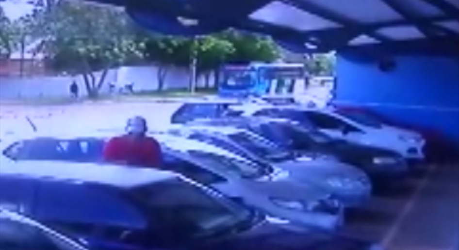 Imagem referente a Câmera mostra carro sendo furtado em empresa no Bairro Parque São Paulo