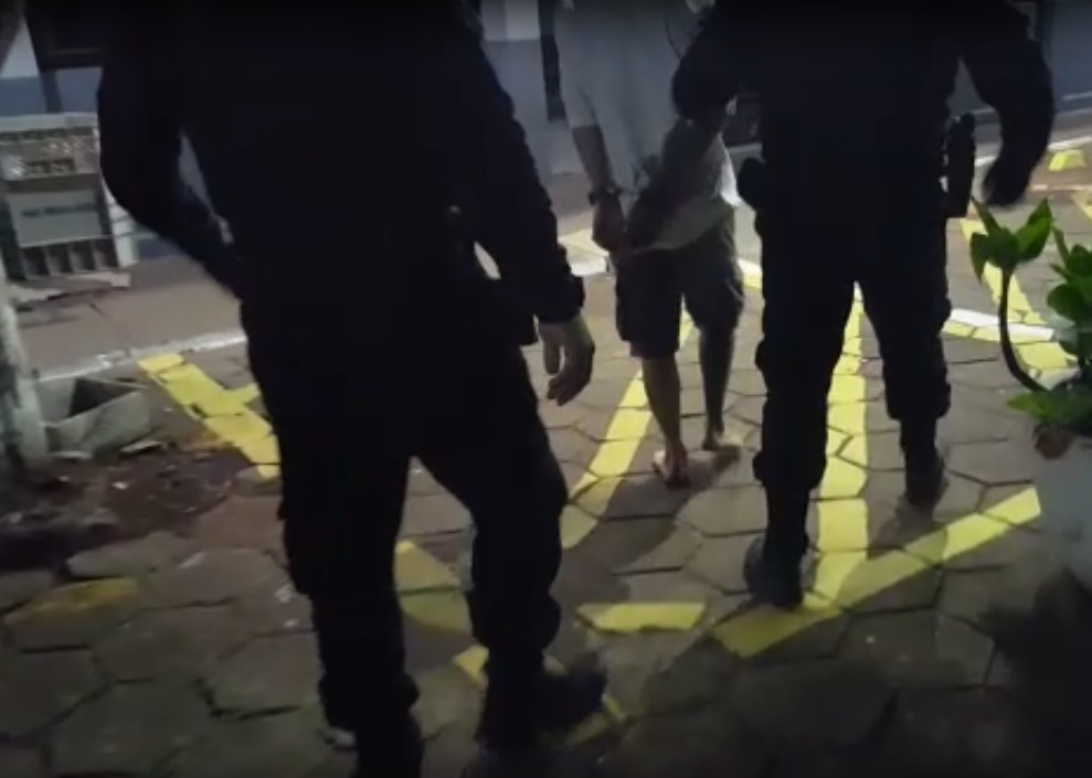 Imagem referente a Após agredir companheira, homem tenta bater em agentes da Guarda Municipal no Riviera