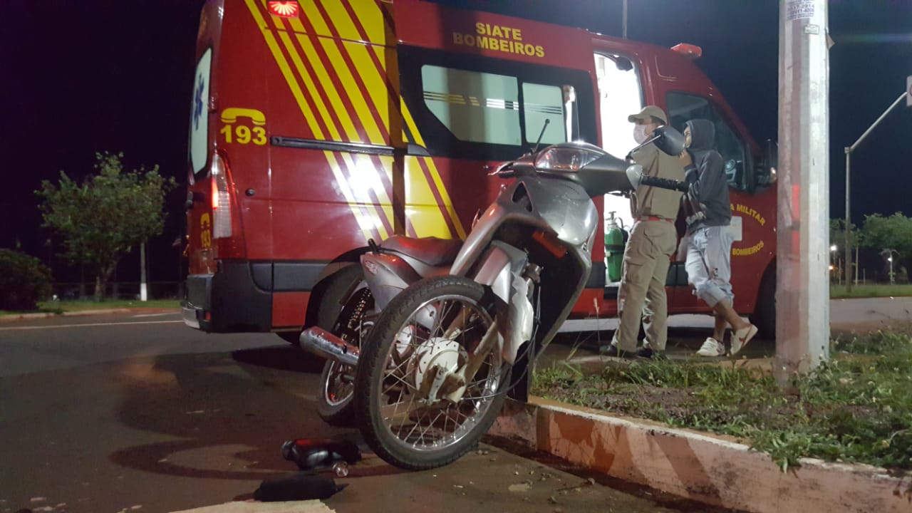 Imagem referente a Jovem de 24 anos sofre ferimentos em acidente entre carro e moto na Avenida Tancredo Neves