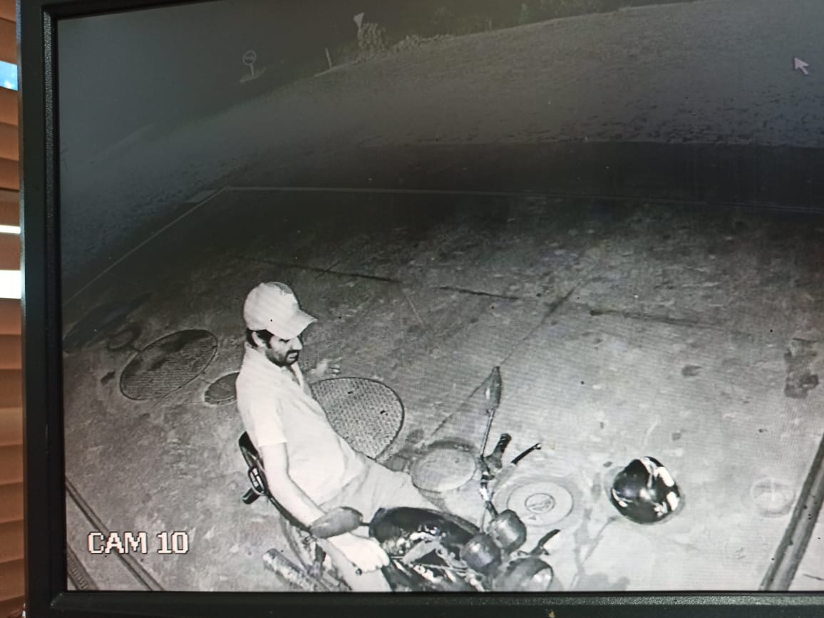 Imagem referente a Vídeo mostra ladrão quebrando painel de moto, fazendo ‘ligação direta’ e furtando o veículo