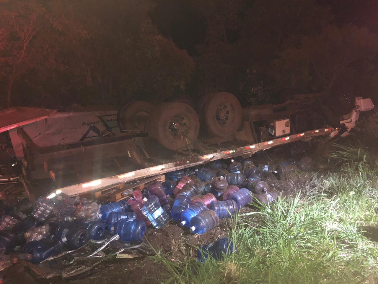 Imagem referente a Caminhão carregado com galões de água capota na rodovia PR-481