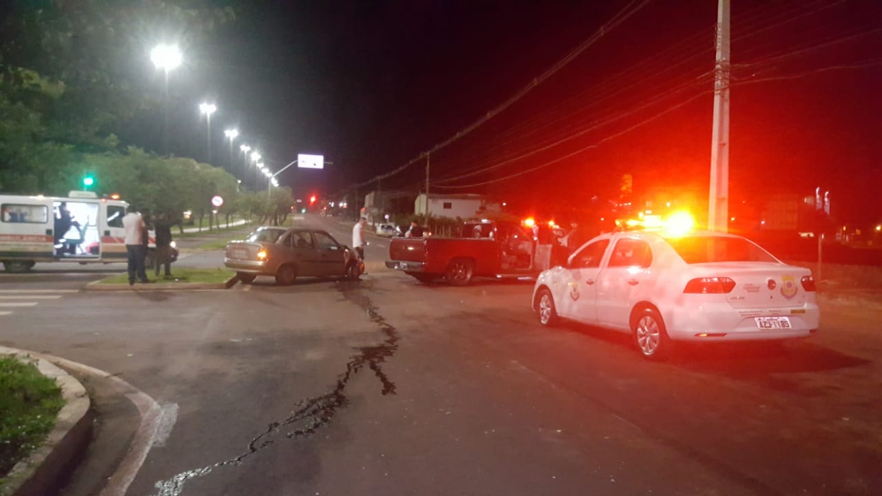 Imagem referente a Colisão entre veículos é registrada na Avenida Trancredo Neves
