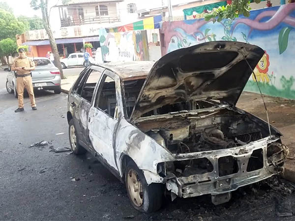 Imagem referente a Homem coloca fogo no carro da ex-esposa e acaba preso em Londrina