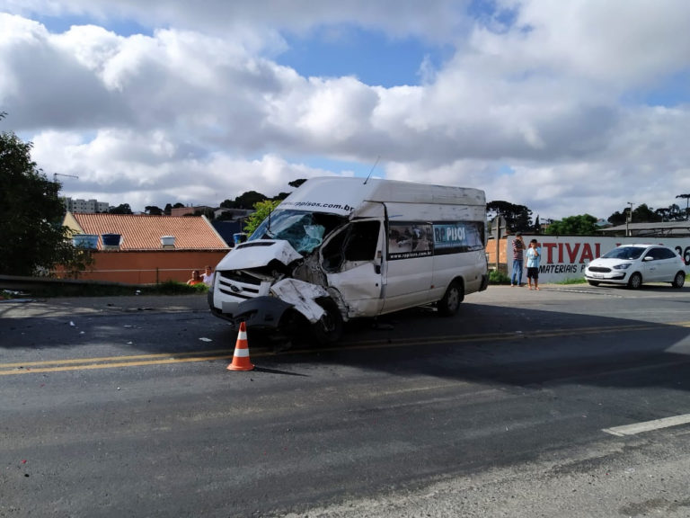 Imagem referente a Van e Caminhão se envolvem em colisão no Contorno Norte de Curitiba