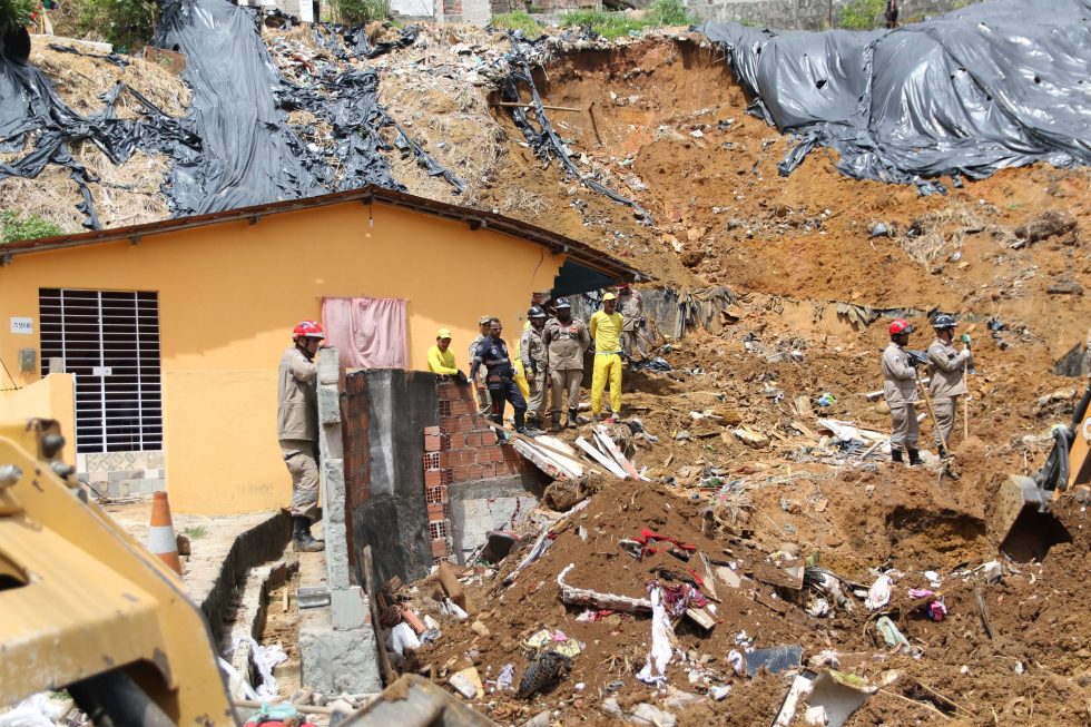 Imagem referente a Vítimas de deslizamento de barreira no Recife são enterradas