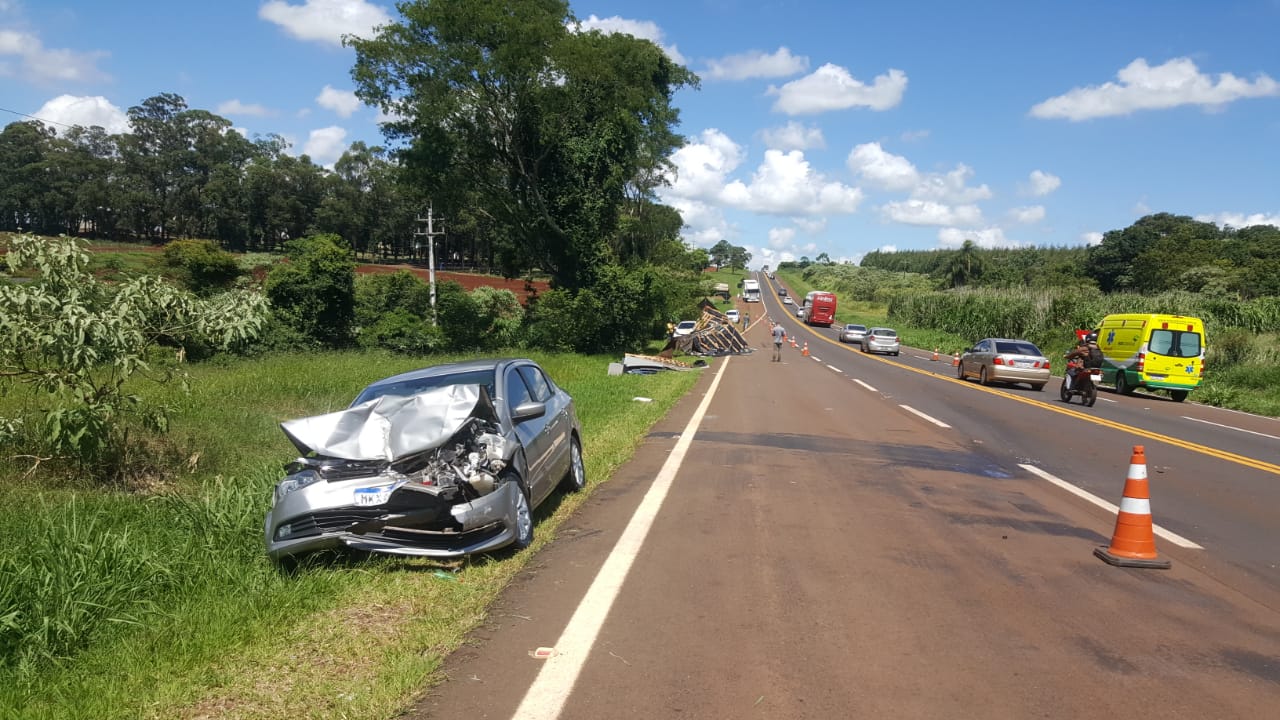 Imagem referente a Dois carros se envolvem em acidente na rodovia BR-277