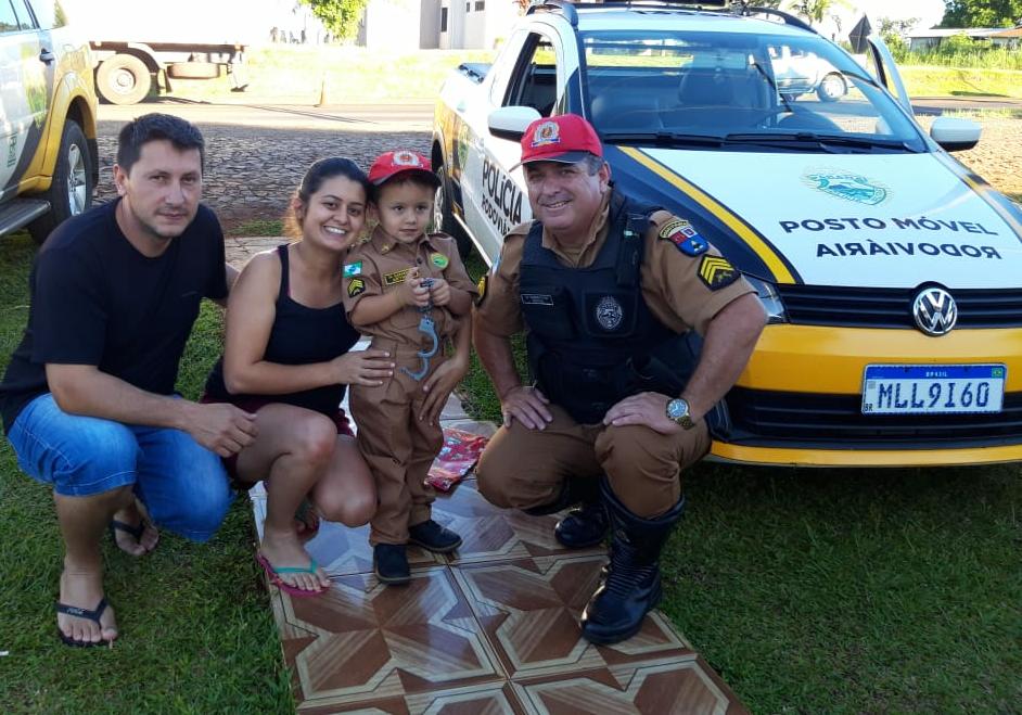 Imagem referente a Equipe da 3ª Cia de Polícia Rodoviária de Cascavel realiza sonho de menino de seis anos