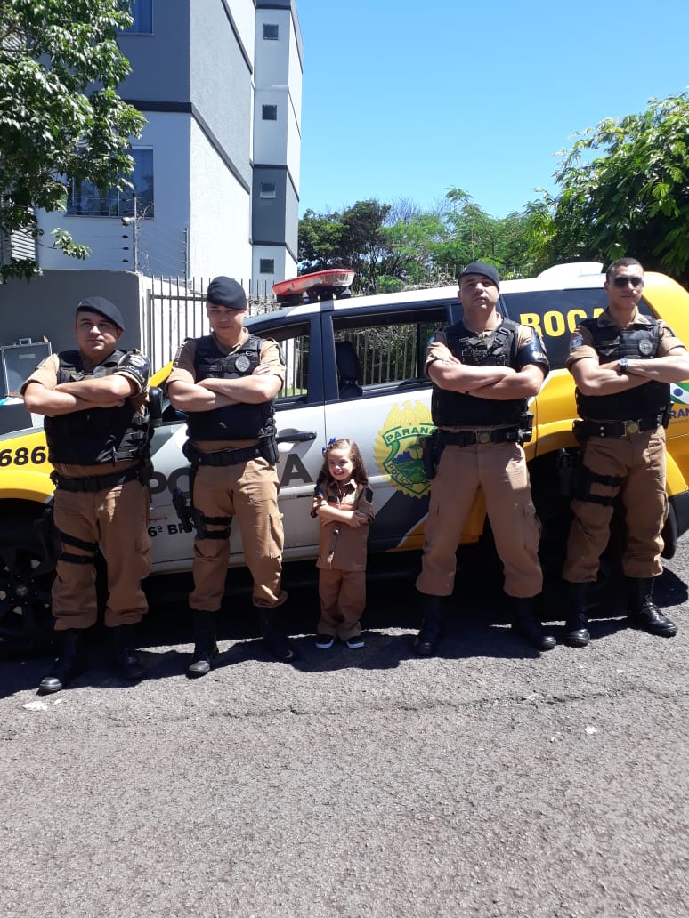 Imagem referente a Menina de três anos tem sonho realizado ao conhecer policiais militares da Rocam, no Bairro Cancelli