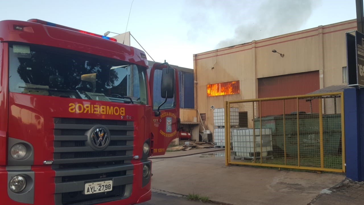 Imagem referente a Barracão de empresa é atingido por incêndio no Maria Luiza