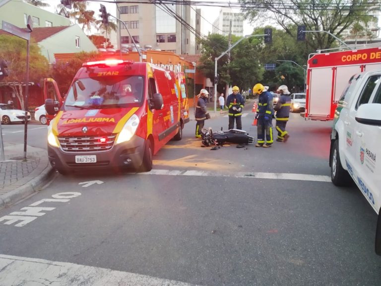 Imagem referente a Motociclista fica gravemente ferido ao bater de frente com caminhonete, em Curitiba