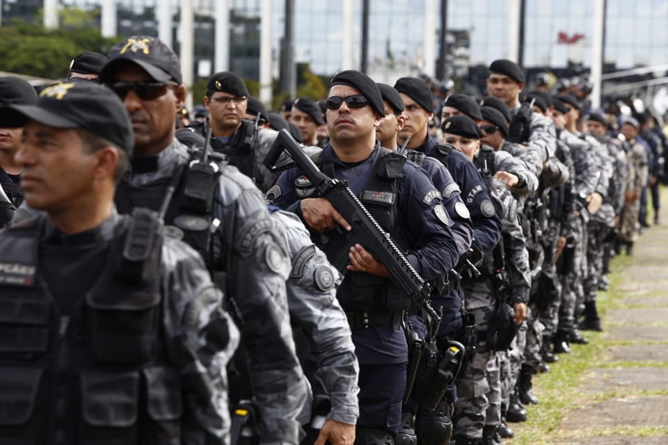 Imagem referente a Bolsonaro assina MP que reajusta em 8% salários de policiais do DF