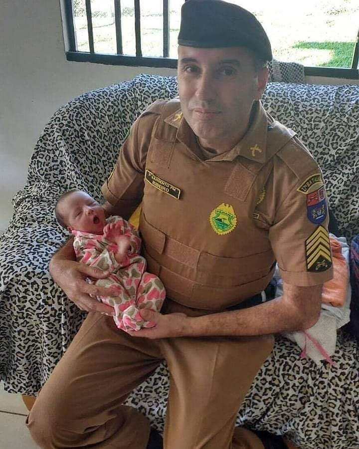 Imagem referente a PM salva bebê de 11 dias que estava se engasgando: “ela já estava ficando roxa”