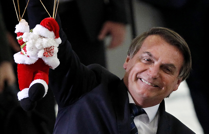 Imagem referente a Em feriado de Natal, Bolsonaro brinca com drone no Palácio da Alvorada