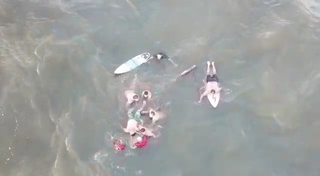 Imagem referente a Bombeiros que pertencem ao 4º GB de Cascavel salvam banhista em Matinhos