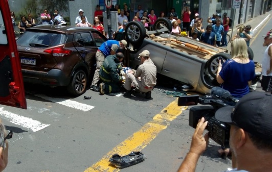 Imagem referente a Carro capota após batida em cruzamento no Centro de Ponta Grossa