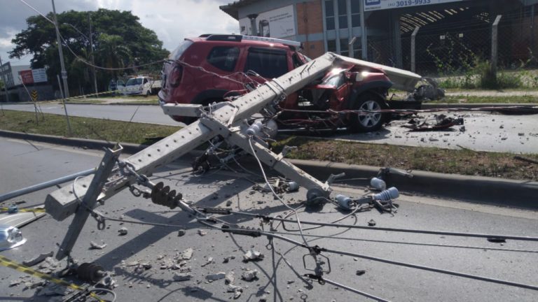 Imagem referente a Após acidente, poste de luz cai sobre carro e complica trânsito da Linha Verde