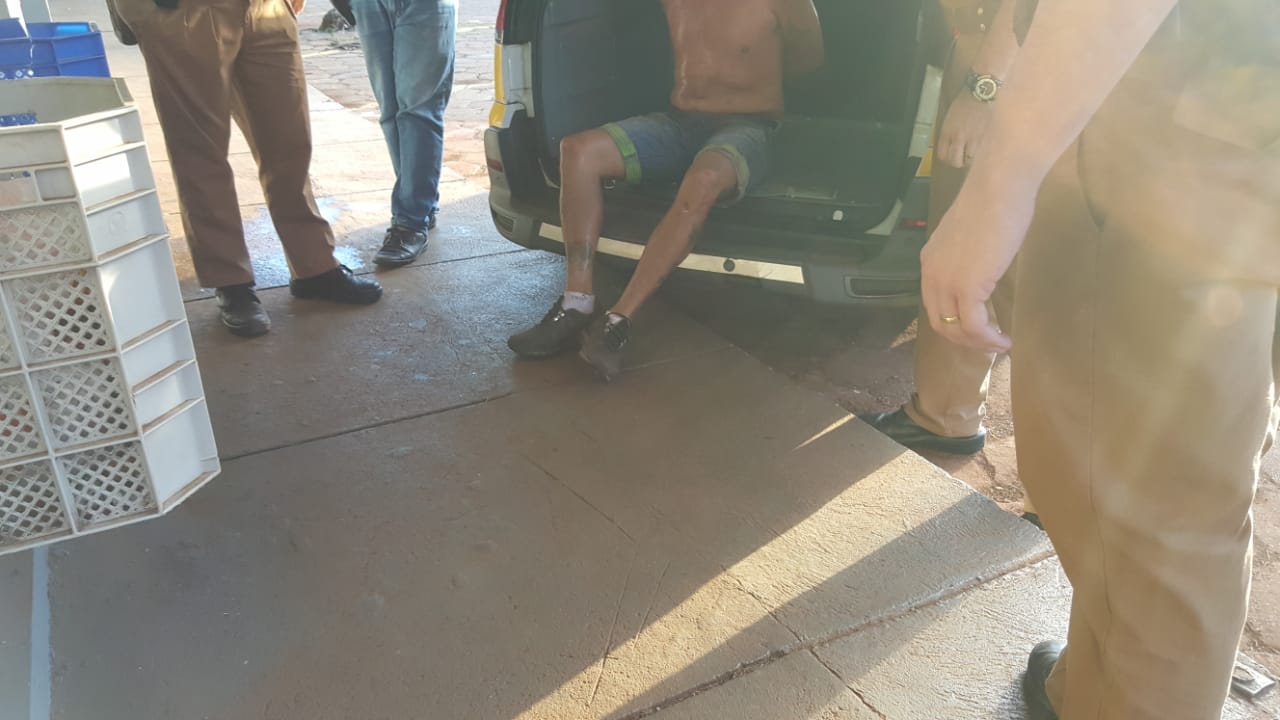 Imagem referente a Após ser detido pela PM, homem quebra a viatura e é levado à Delegacia