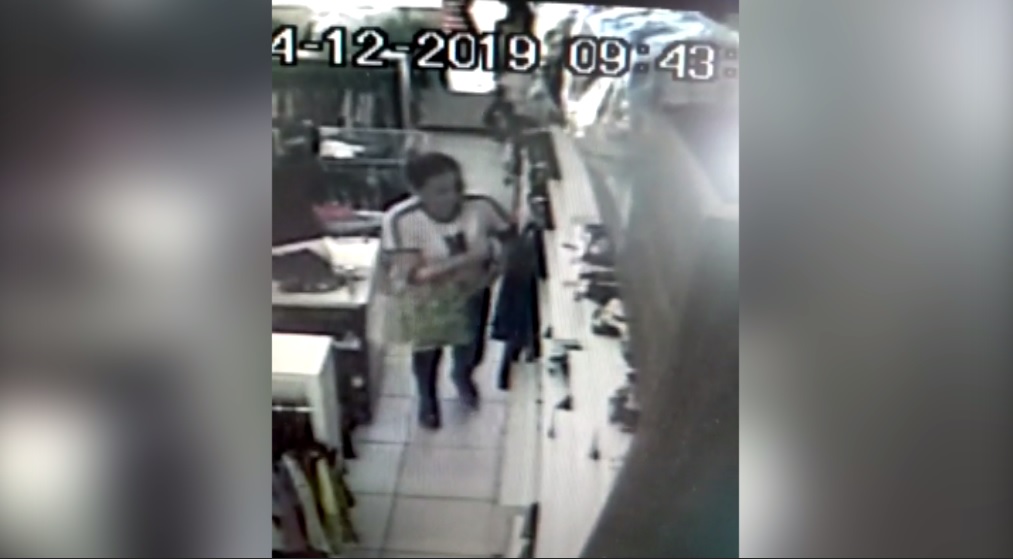 Imagem referente a Mulher furta roupas infantis em loja e é flagrada por câmeras de monitoramento