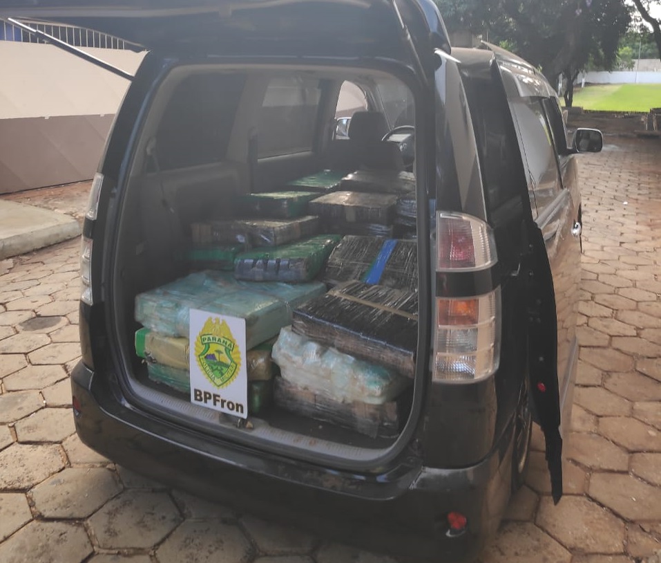 Imagem referente a BPFRON aprende Van carregada com maconha em Foz do Iguaçu