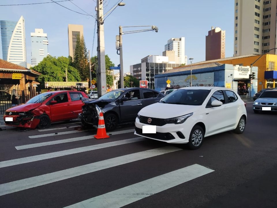 Imagem referente a Após homem acertar soco, semáforo apaga e provoca acidente em cruzamento de Curitiba