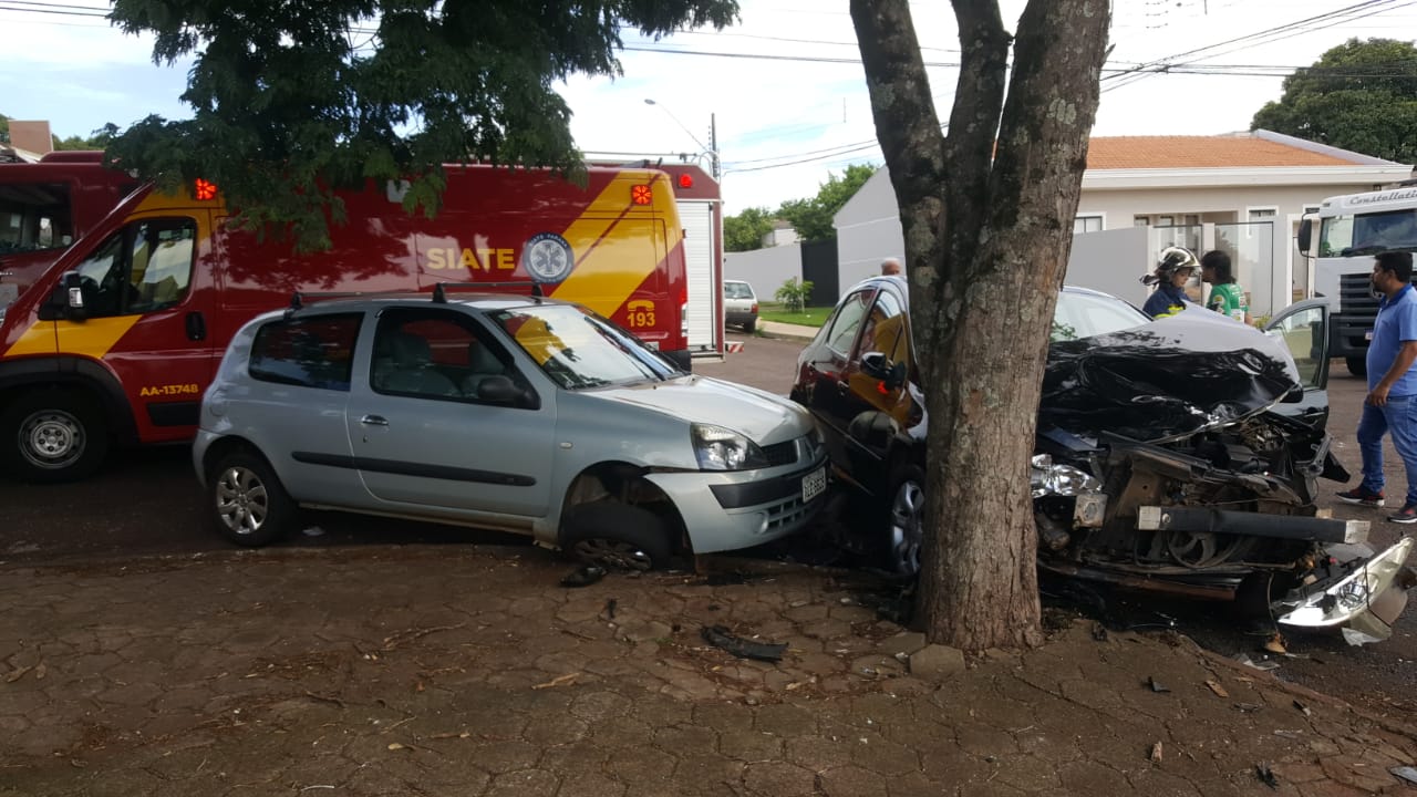 Imagem referente a Peugeot é jogado contra árvore, após bater com Clio no Bairro São Cristóvão