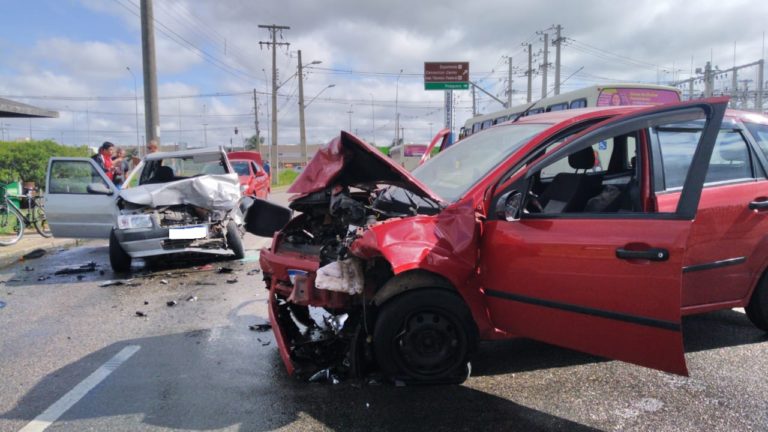 Imagem referente a Colisão frontal entre carros deixa três pessoas feridas; População afirma que motorista dormiu na direção