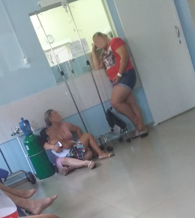 Imagem referente a Imagem mostra criança sendo medicada no chão da UPA Veneza, em Cascavel