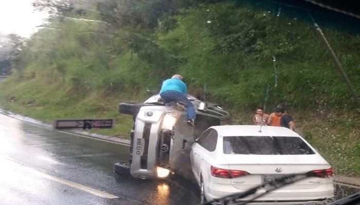 Imagem referente a Caminhonete tomba em colisão contra carro na BR-277 em Nova Laranjeiras