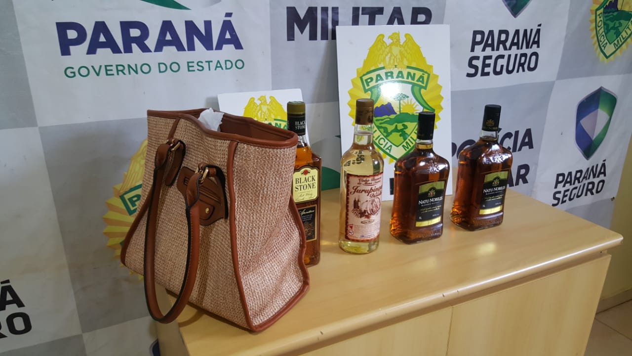 Imagem referente a Mulher é detida ao ser flagrada furtando bebidas alcoólicas em mercado no Jardim Gramado