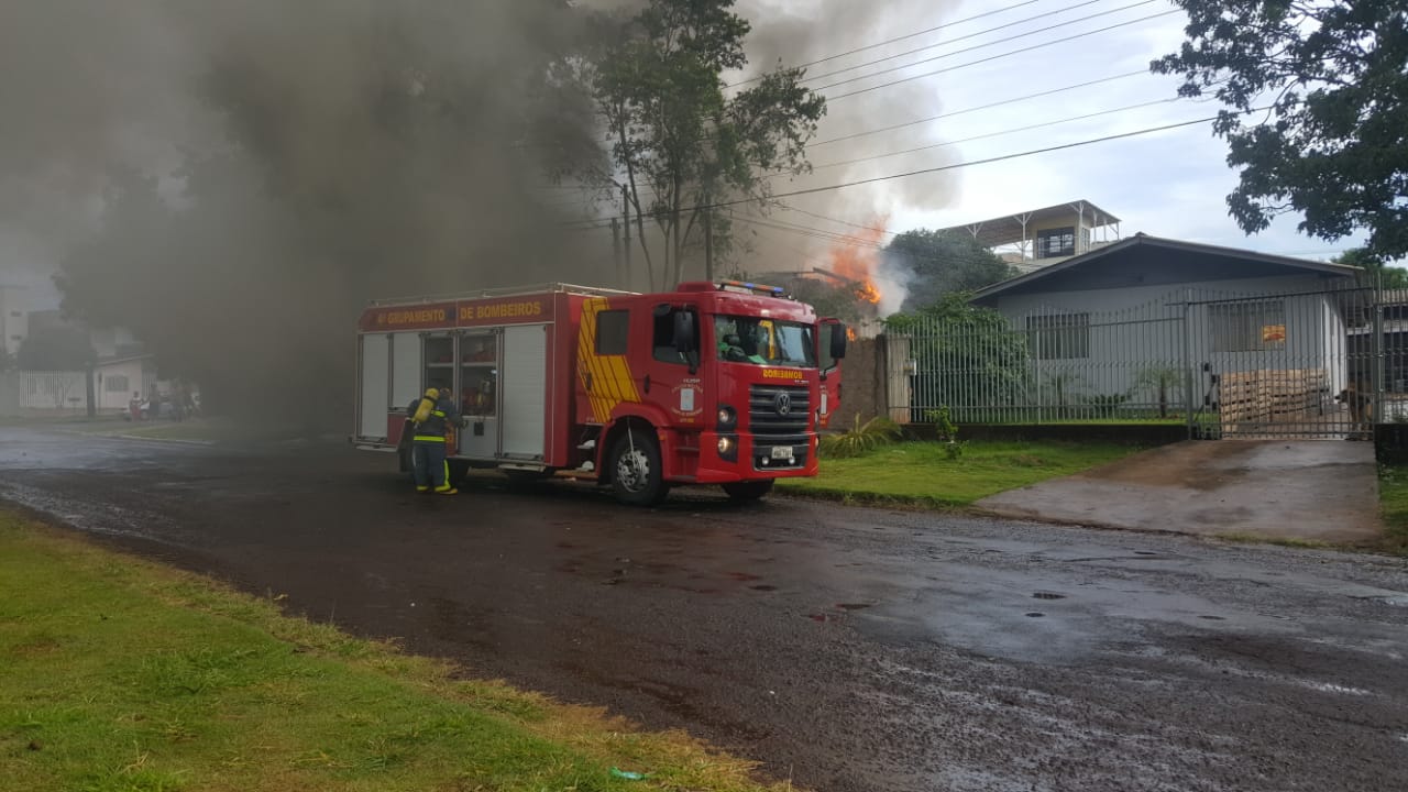 Imagem referente a Casa de madeira é destruída por incêndio no São Cristóvão