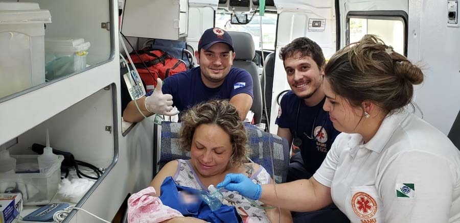 Imagem referente a Mãe ganha bebê dentro da ambulância do Samu