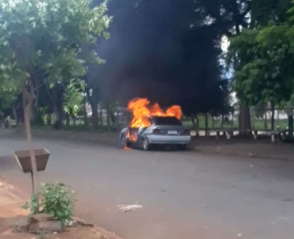 Imagem referente a Carro pega fogo e pessoa que estava dentro morre carbonizada, em Londrina; havia um botijão de gás no interior do veículo