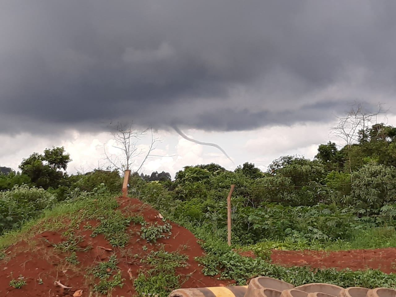 Imagem referente a ‘Princípio de tornado’ perto da Ferroeste, em Cascavel, impressiona